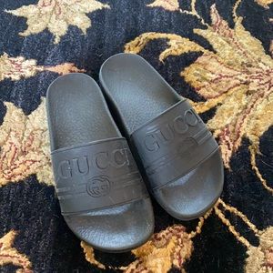 Girls equivalent to US size 2.5 Gucci slides